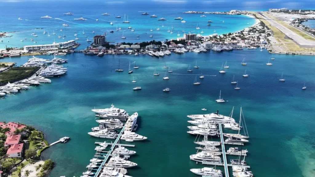 Marina Port de Plaisance Sint Maarten avec yachts et vue aérienne